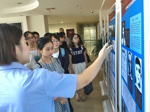 纪念中国工农红军长征胜利80周年图片展在我校开幕
