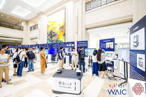 复旦大学学生团队自主研发无人配送机器人亮相世界AI大会