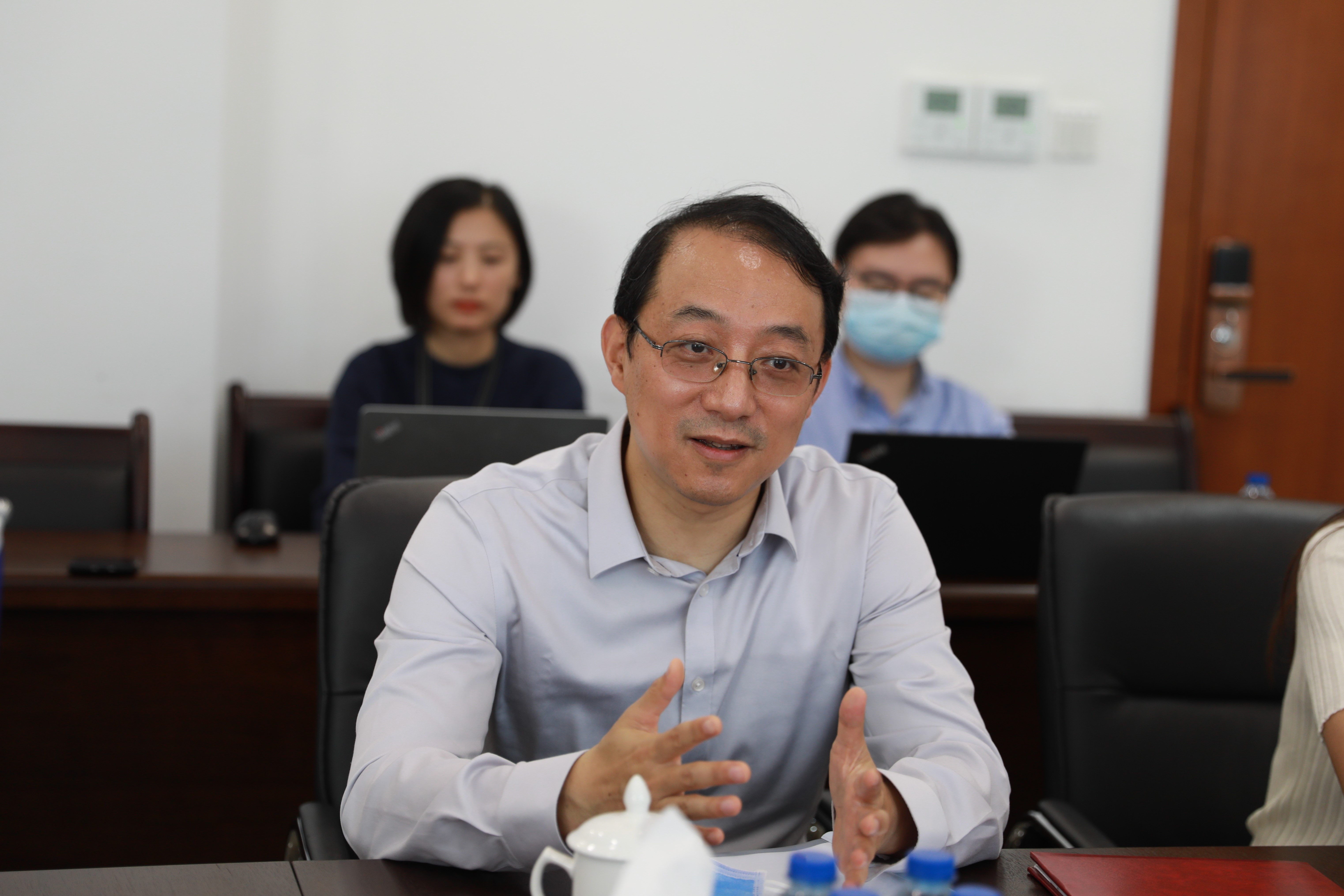 校长许宁生会见微软亚洲研究院院长周礼栋校友一行