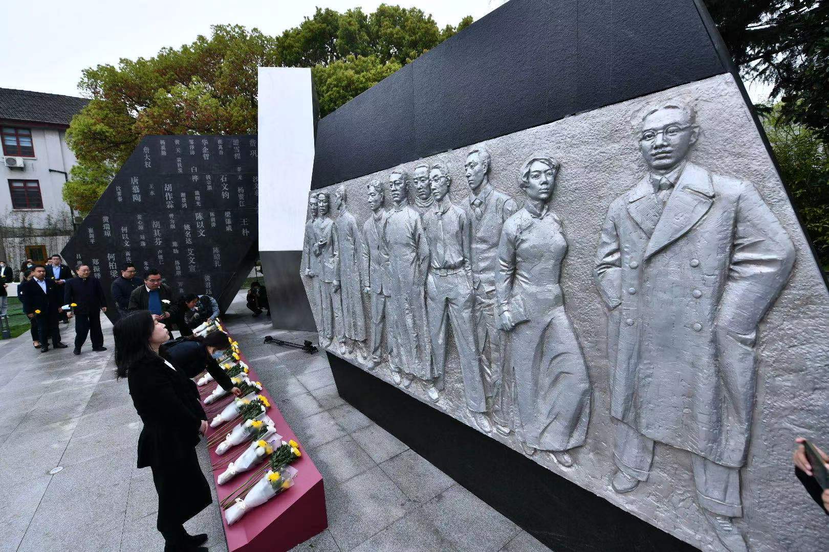 复旦大学烈士纪念雕塑,纪念广场今日落成,烈士家属和师生共同追思英烈