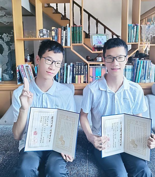 优秀×2！双胞胎兄弟一起上复旦