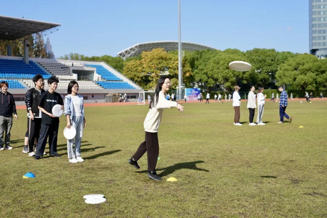 打高尔夫、练咏春、玩飞盘……“小众”体育课正成为复旦校园风景线