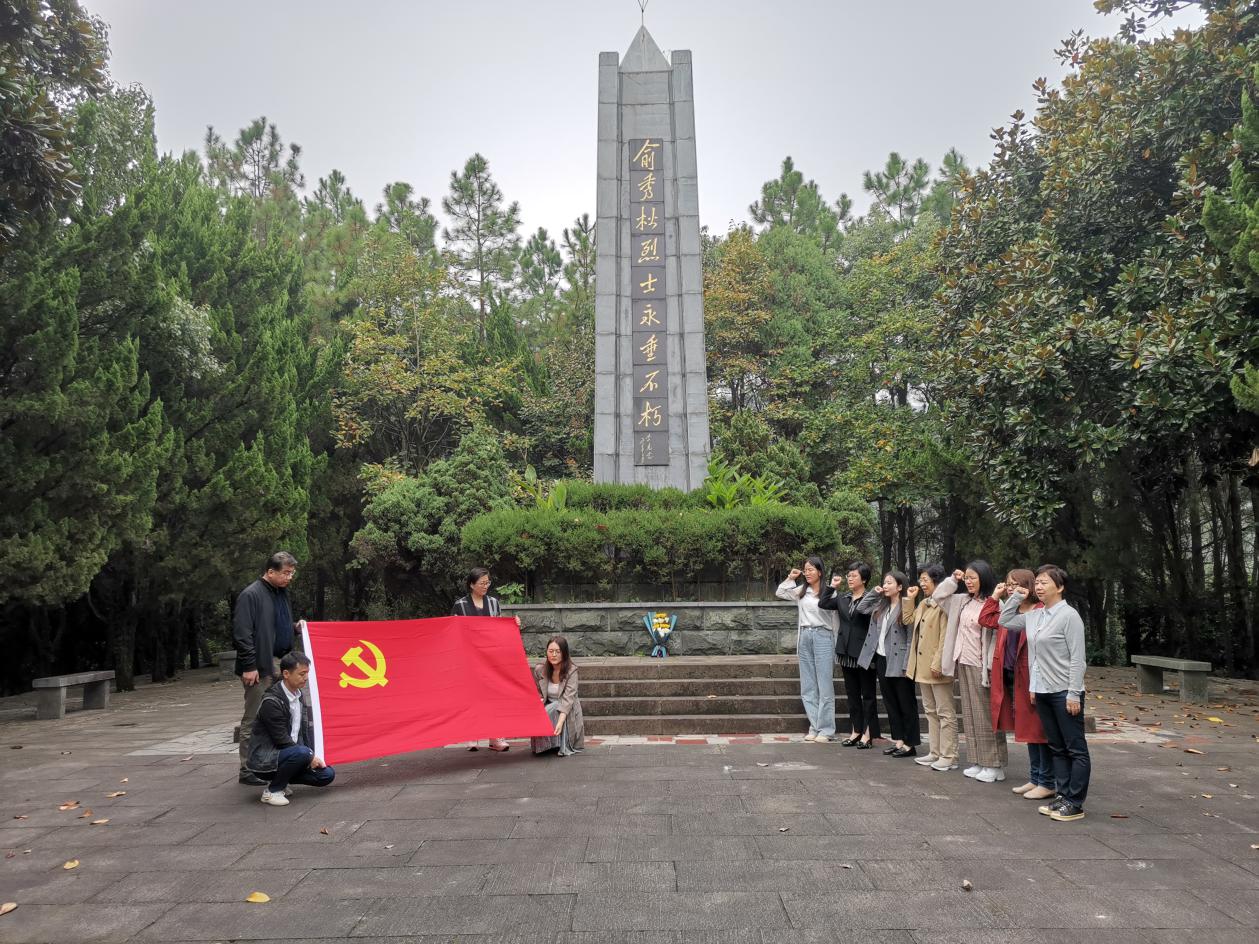 支部党员在俞秀松烈士纪念碑前重温入党誓词