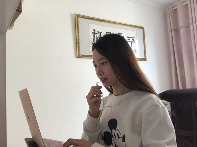 张慧洁在进行翻译工作.