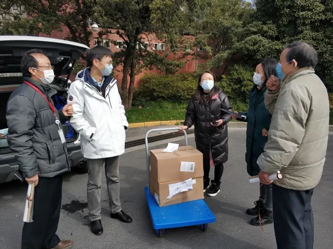 2月19日,陆章基,陆云刚校友父子特地驾车回到复旦,为母校送上大礼