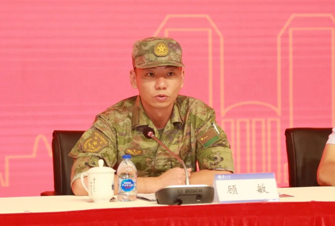 军训总动员!汗水为墨,橄榄绿为笔,站军姿啦!那是青春最美的模样