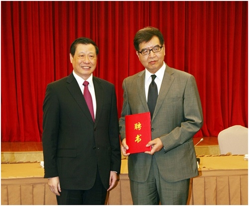 复旦大学教授徐以骅受聘上海市政府参事