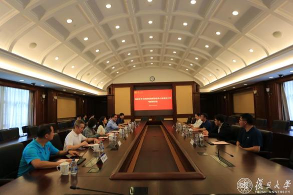 国家体育总局射击射箭运动管理中心主任梁纯一行来复旦大学考察