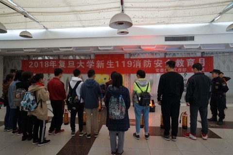 我校全覆盖开展新生安全普及教育和消防演练