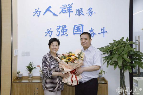 教师节前夕，复旦上医领导走访慰问教师代表
