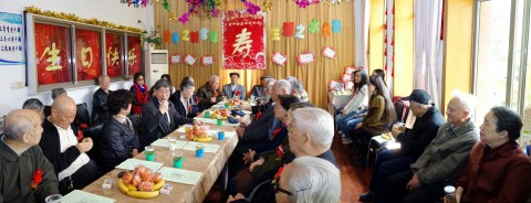 晚年自有祥光照 鹤舞夕阳分外红   ——2014年枫林校区老干部集体祝寿会