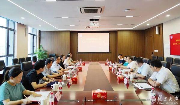 徐汇区政协主席黄冲一行看望复旦上医市区两级政协委员