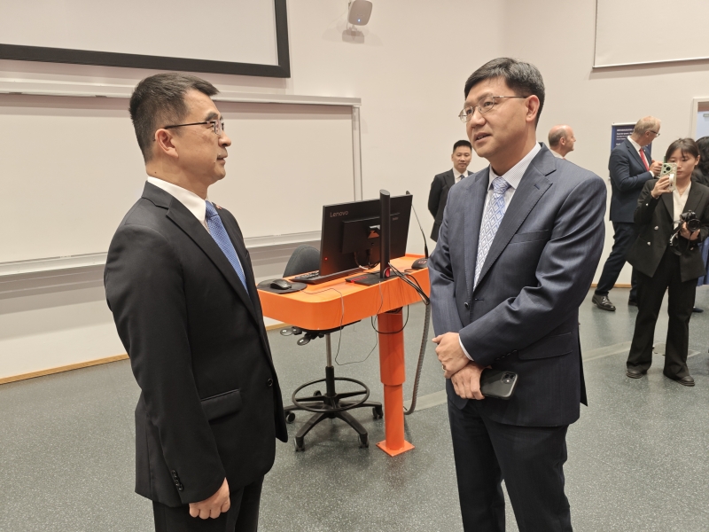 周景兴大使与复旦管院张付强院长亲切交流