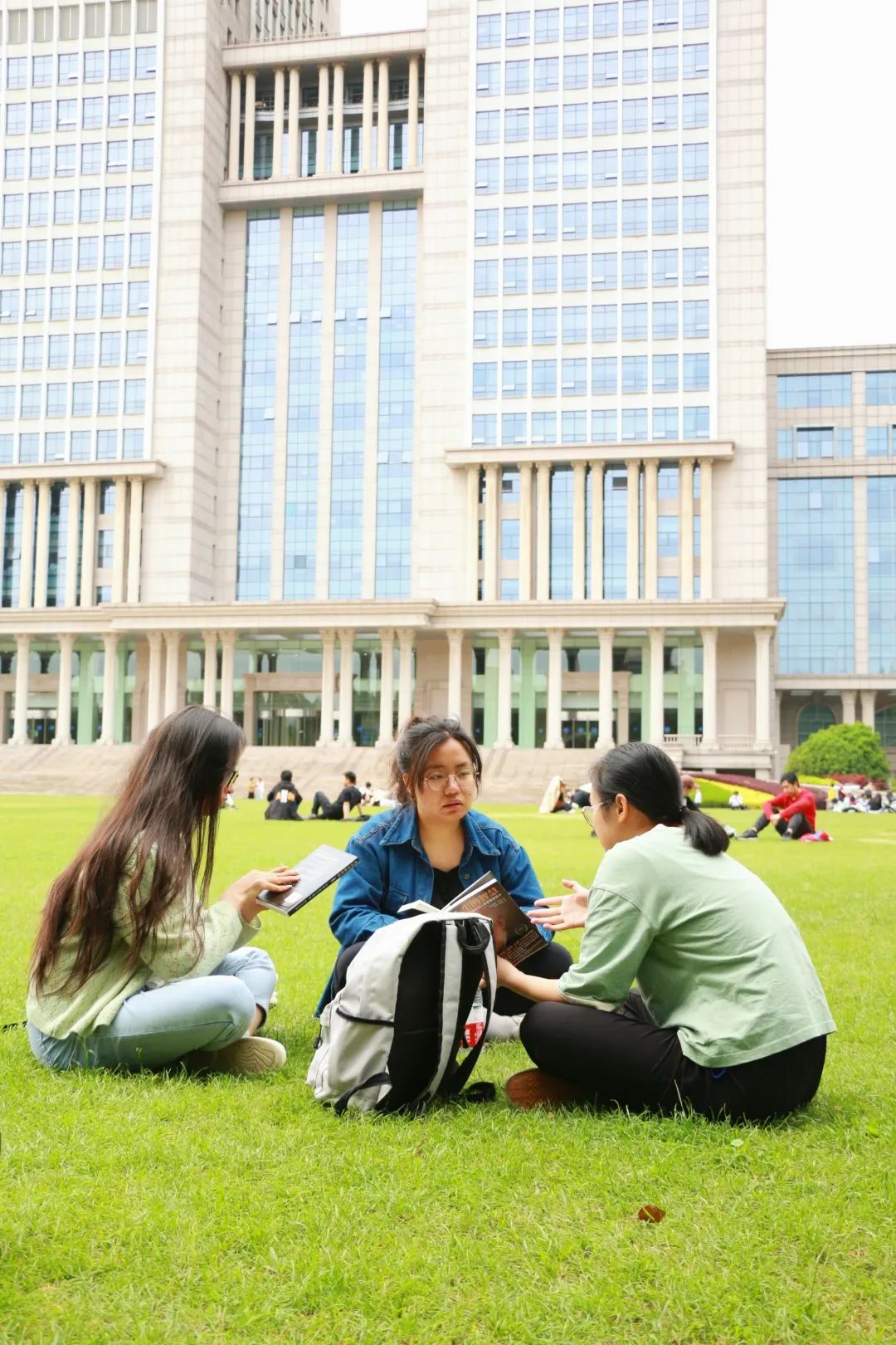 光草户外读书,共度一段温馨的漫读时光
