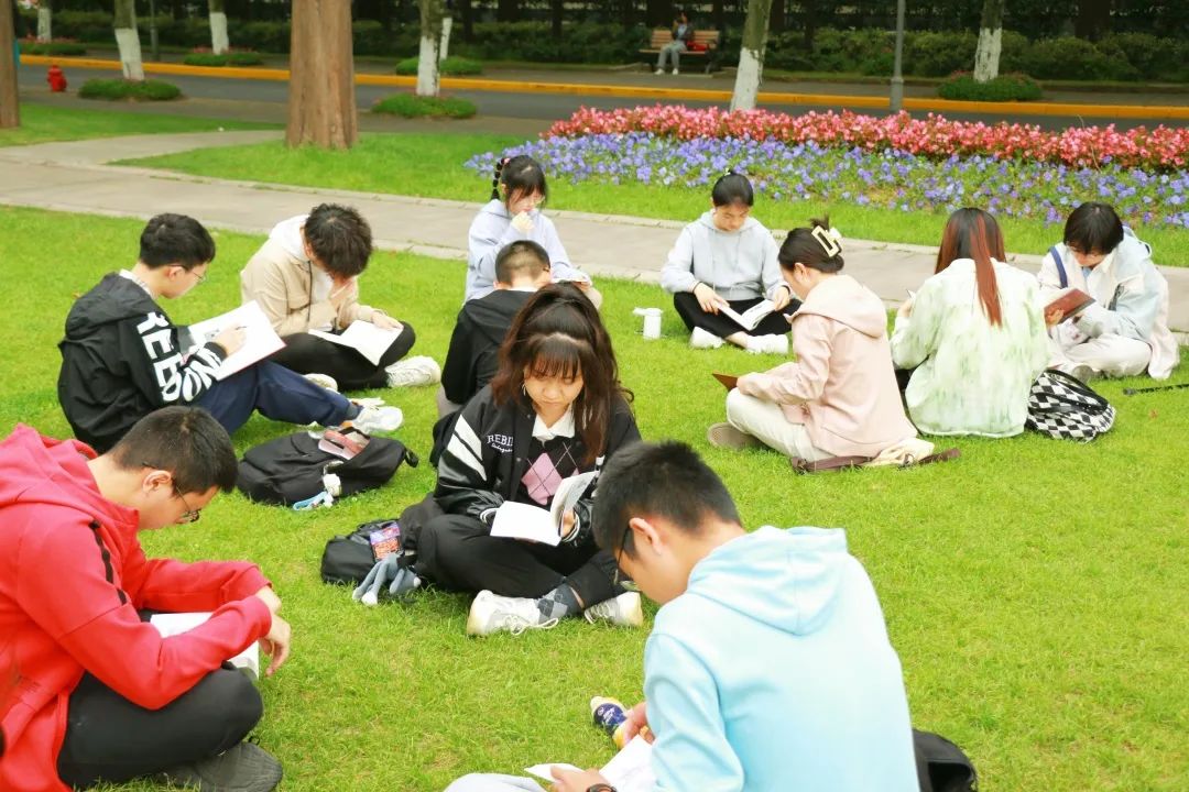 光草户外读书,共度一段温馨的漫读时光