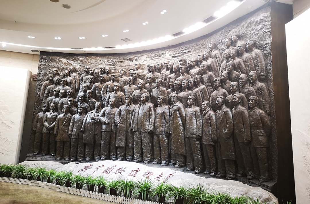 西柏坡纪念馆内的中央委员塑像.唐小丽摄