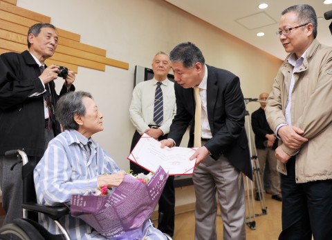 我校附属妇产科医院退休教授赵充捐赠珍贵史料