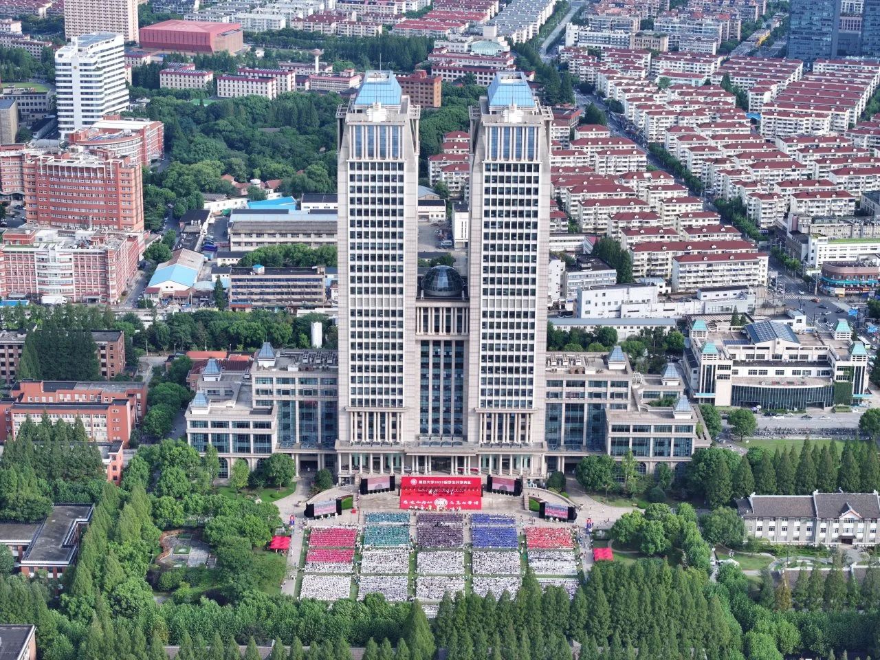 复旦大学2023级新生开学典礼在光华楼前大草坪举行
