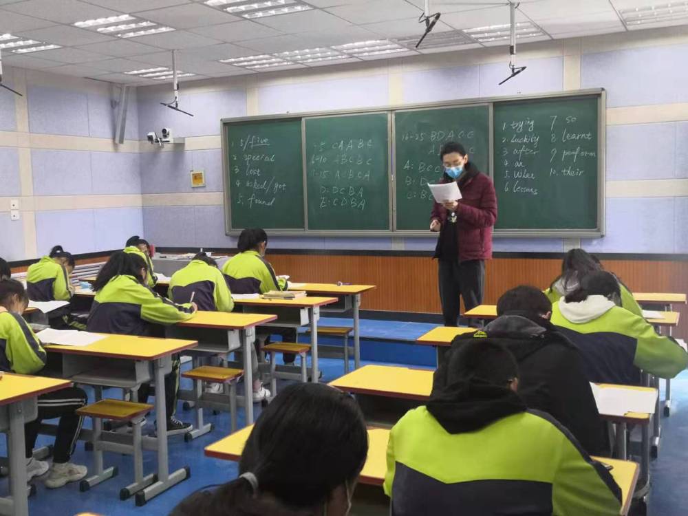 2020年,复旦第二十一届研支团成员在王民中学的多媒体教室上直播课.