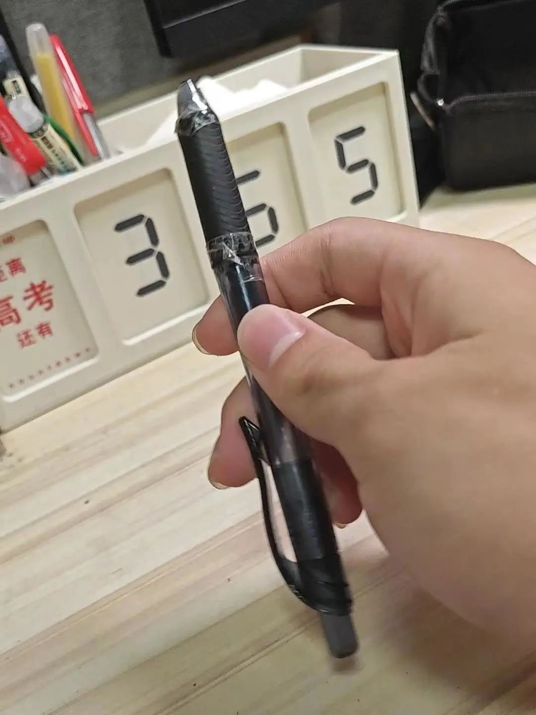 男孩用同一支笔考了600场考试！今秋上复旦