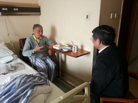 校党委副书记陈立民探望住院的离退休老干部