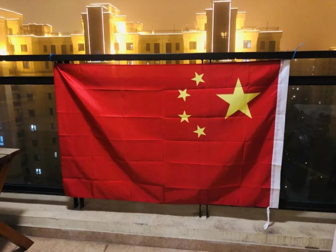 挂在阳台上的国旗