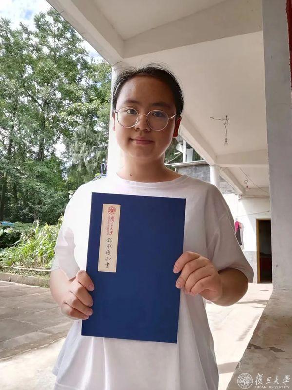 照护母亲9年的她，考上复旦护理学