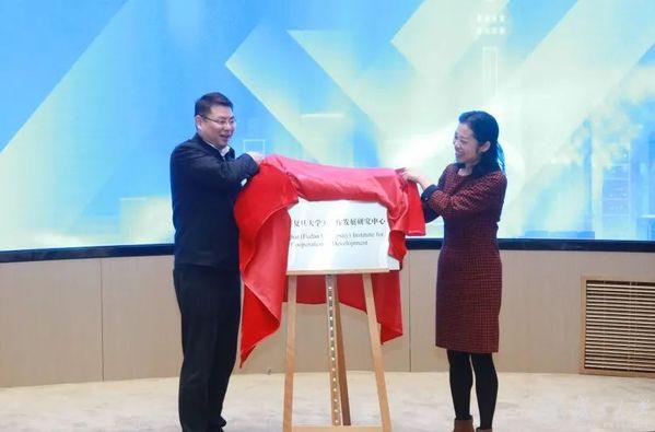 成立研究中心和智库联盟，上海合作交流理论与实践研讨活动举行
