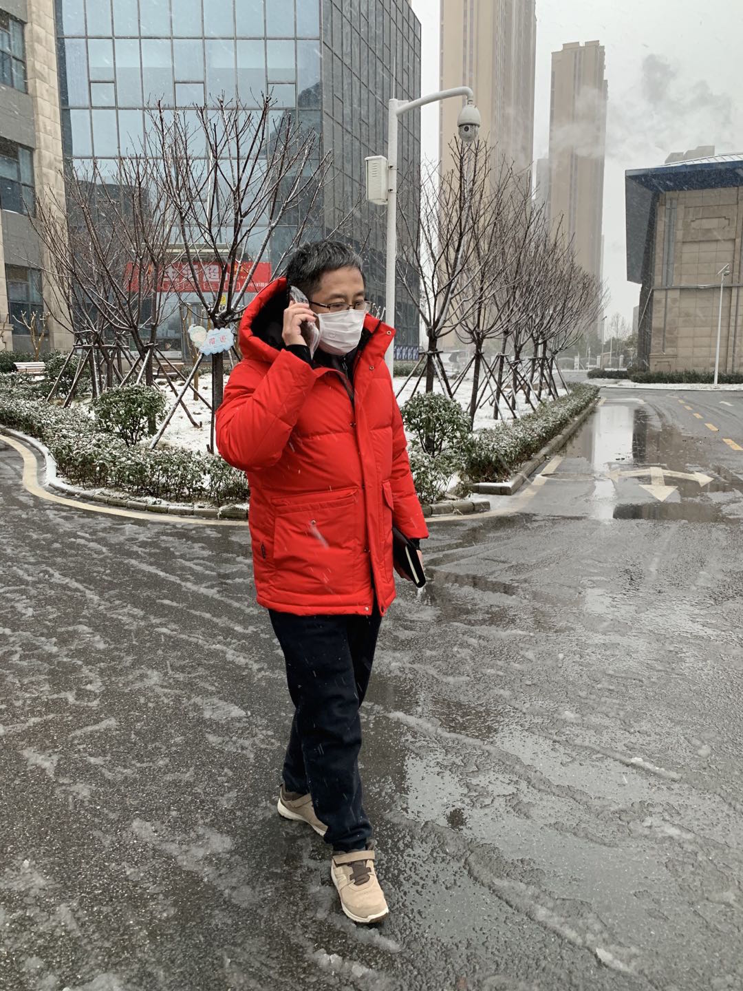 上观新闻:上观直击|身在武汉,中山医院副院长朱畴文最担心队员安危,"