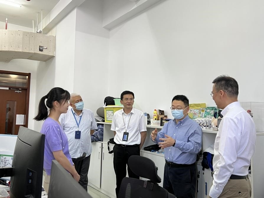 校党委常务副书记周亚明国庆期间慰问计算机科学技术学院师生