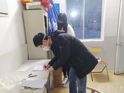 留校研究生临时党支部在行动