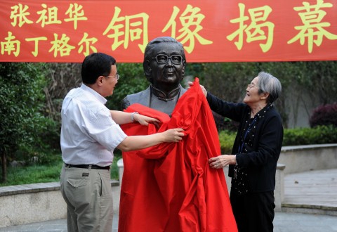 张祖华和南丁格尔铜像在复旦大学护理学院揭幕