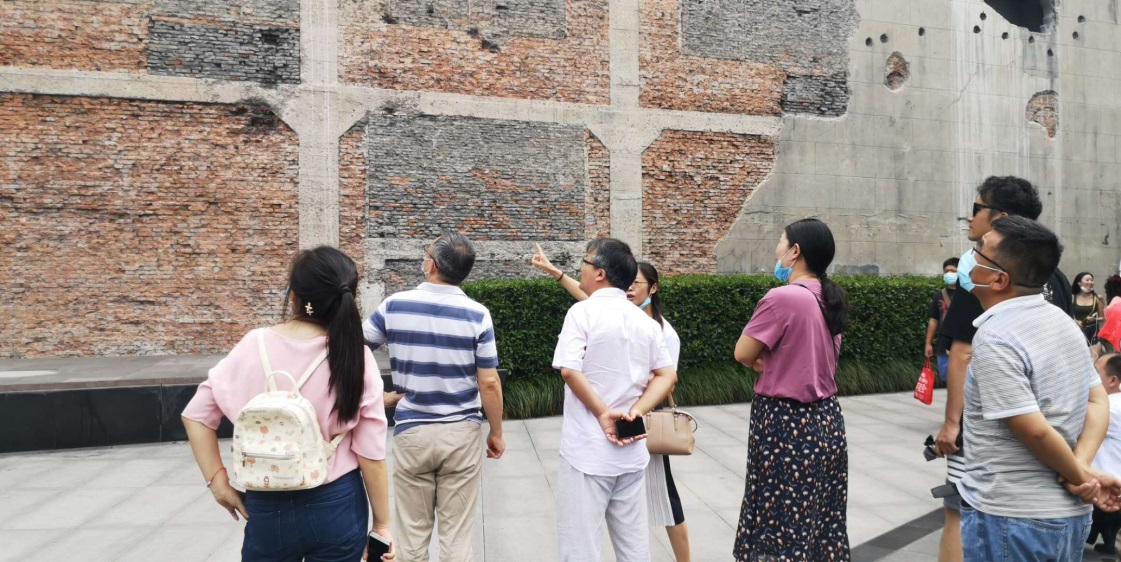 物化支部党员在纪念墙前开展教学